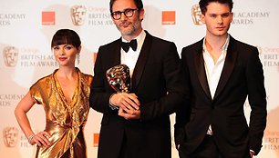  Prancūzų režisierius Michelis Hazanavicius (centre) su jam amerikiečių aktore Christina Ricci ir britų aktoriumi Jeremy Irvine'u.