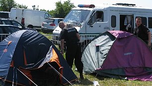 Apsauga griauna festivalio lankytojų palapines.