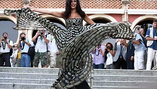 Venecijos kino festivalio atidarymo ceremoniją vedė garsi italų aktorė, buvusi Džeimso Bondo mergina Maria Grazia Cocinotta