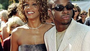 Whitney Houston su buvusiu vyru dainininku Bobby Brownu.