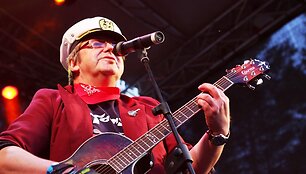 Lietuvi&scaron;kais AC/DC neretai vadinami &bdquo;Poliarizuoti stiklai&ldquo; savo karjerą pradėjo nuo dabartinio Vilniaus pedagoginio universiteto diskotekų, o galiausiai buvo pastebėti kaip naujo roko žanro &ndash; &bdquo;medinio&ldquo; &ndash; kūrėjai.