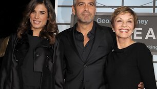 Elisabetta Canalis (kairėje), George'as Clooney ir jo motina Nina Warren