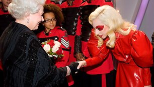 Lady GaGa susitiko su Didžiosios Britanijos karaliene Elizabeth II