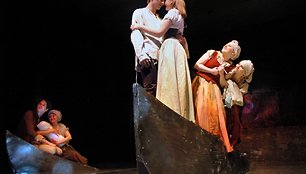 Antgamtinės galios, žmonių jausmai ir miestelio prie Nemuno likimas trečiadienį vilniečius apkerės Rusų dramos teatre.