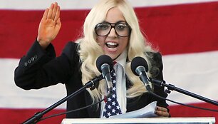 Lady GaGa sulaukė minios pritarimo po jausmingų kalbų, kurias sustiprino rankų mostais ir mimikomis.