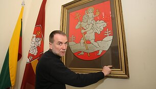 Vilniaus herbe &ndash; per upę brendantis &Scaron;v.Kristoforas, ne&scaron;antis kūdikėlį Jėzų. Rotu&scaron;ės ceremonmeisteris Saulius Pilinkus rodo čia saugomą 1991 m. atkurto herbo originalą.