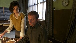 Viename pirmųjų būsimo A.Jolie filmo kadrų aktorė Zana Majonovic, kuri vaidina musulmonę ir serbą vaidinantis aktorius Goranas Kosticius.