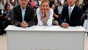64-oji Kanų kino festivalio žiuri pirmininkas Robertas De Niro (kairėje) bei žiuri nariai, aktoriai Uma Thurman ir Jude'as Law