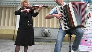 Andrius &Scaron;imkus (akordeonas) ir Irena Belickienė (smuikas)