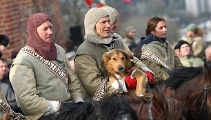&bdquo;2000 km istorijos&ldquo; žygio iki Juodosios jūros ir &bdquo;Meilės žygio Valdovų keliu&ldquo; sumanytojas Giedrius Klimkevičius su Al&scaron;imi ant rankų ir jo bendražygiai