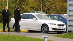 Andrius Šedžius tariamam pirkėjui siūlo BMW.