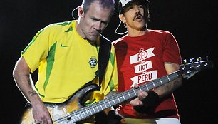 „Red Hot Chili Peppers“ lyderis Anthony Kiedis (dešinėje) ir bosistas Michaelas Peteris Balzary-Flea