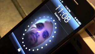 Telefono &bdquo;atrakinimo veidu&ldquo; funkcija perkelta ir į &bdquo;iPhone&ldquo;. 