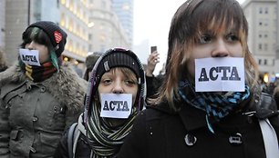 ACTA kritikai teigia, kad sutartis riboja interneto laisvę. 