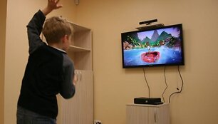Žaidimų konsolė &bdquo;Xbox 360&ldquo; su &bdquo;Kinect&ldquo; buvo perduota Santari&scaron;kėse esančios Vaikų ligoninės Fizinės medicinos ir reabilitacijos skyriui, kad po traumų sveikstantys vaikai galėtų žaisdami lavinti sutrikusias judėjimo funkcijas. 