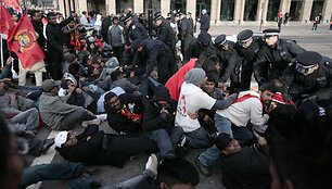 Londono policija vaiko tamilų protestuotojus nuo Vestminsterio tilto. 