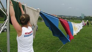 Matuojama rekordinio ilgio skalbinių virvė. 