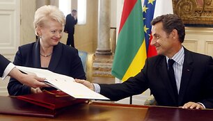 D.Grybauskaitės ir N.Sarkozy susitikimo metu Lietuvos trispalvė buvo pakabinta netinkamai.