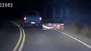 Vairuotojas gėrimų automatą tempė keliu prikabinęs jį prie automobilio grandine.