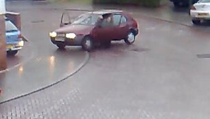 Automobilis slidžiame kelyje.