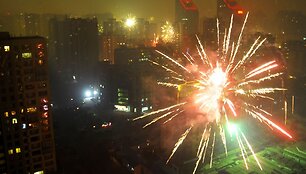 Kinų Naujųjų metų sutikimo akimirkos: maldos deginant smilkalus, karnavalai ir fejerverkai.