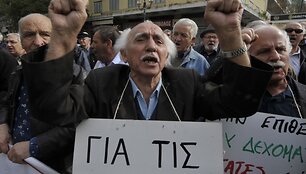 Trečiadienį į Atėnų gatves i&scaron;ėjo pasipiktinę pensininkai, kurie nesėkmingai bandė &scaron;turmuoti premjero rezidenciją. 