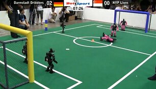 Robotų kūrėjai tobulina ne tik judėjimo, kamuolio atpažinimo, valdymo kojomis ir kitas funkcijas, bet ir nukritusių robotų atsikėlimo techniką.