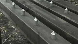 Mokamą suoliuką &bdquo;saugo&ldquo; metaliniai spygliai.