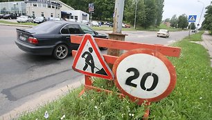 Sostinės Viršuliškių mikrorajone kone mėnesį stovi laikinieji kelio ženklai, įspėjantys apie darbus kelyje ir ribojantys greitį iki 20 kilometrų per valandą, tačiau joks gatvės remontas čia nevyksta.