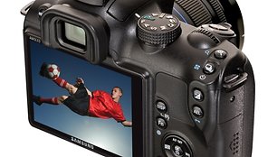 Filmuoti galinti fotoaparatas su keičiamais objektyvais „Samsung NX10“.