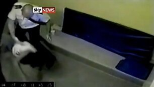 Policijos būstinės vaizdo kameros užfiksavo, kaip pareigūnas M.Andrewsas tempia moterį ir įmeta ją į sulaikymo kamerą. 