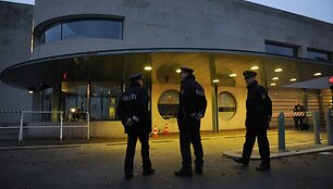 &Scaron;alia Vokietijos kanclerės biuro budi policininkai.