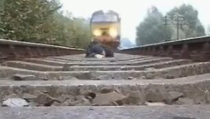 Vyras nusifilmavo, kaip vir&scaron; jo pravažiuoja traukinys.