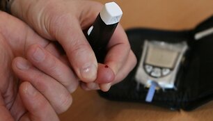 Apsukruoliai sugalvojo būdą pasipelnyti &ndash; pusvelčiui pirkti gliukomačius vaistinėse, o vėliau juos pardavinėti internetu. 