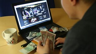 Lažybas organizuojančias užsienio svetaines Lietuvoje siekiama užblokuoti jau beveik metus, tačiau byla i&scaron; esmės nepajudėjo. 