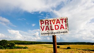 Žmonių viltys atgauti žemę metų metais gulti valdininkų stalčiuose. 