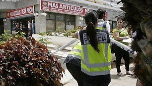 Tenerifės Los Cristianos miestelio pareigūnai dirba &scaron;alia prekybos centro, kuriame buvo įvykdyta &scaron;iurpi turistės žmogžudystė. 