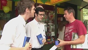 Žmonės gatvėje nenoriai atsakinėjo į klausimus, kurie užduodami ir registruojantis socialiniame tinkle &bdquo;Facebook&ldquo;.