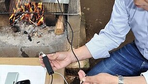 Termoelektrinis katiliukas &bdquo;Hatsuden-Nabe&ldquo; &scaron;ilumos energiją paverčia elektra. 