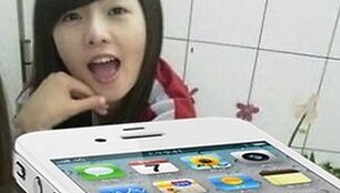 Mergina, pasivadinusi tiesiog Wen, teigia, kad ji svajoja turėti baltą &bdquo;iPhone&ldquo; ir dėl jo yra pasiryžusi atiduoti nekaltybę. 
