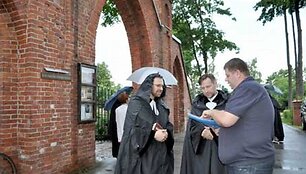 Lietuvos evangelikų reformatų bažnyčios suvažiavimo i&scaron;vakarėse kunigams teko raminti žmones ir įtikinti saugos tarnybos darbuotojus, kad jie neturi teisės užplombuoti bažnyčią. Nuotraukoje &ndash; Biržų evangelikų reformatų parapijos klebonas Rimantas Mikalauskas (viduryje) ir kunigas Raimondas Stankeviči