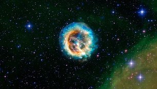 Supernovos sprogimo metu žvaigždės materija pasklinda visomis kryptimis tokiu greičiu, kuris prilygsta vienai dešimtajai šviesos greičio. 
