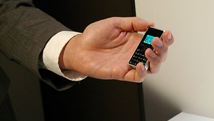 „Willcom“ mobiliojo ryšio operatoriaus pristatytas „WX03A“ yra bene mažiausias ir lengviausias mobilusis telefonas pasaulyje. 