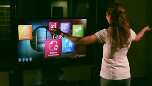 &bdquo;Etronika&ldquo; sprendimas leidžia banko paslaugas valdyti judesiais, naudojant įrenginį &bdquo;Microsoft Kinect&ldquo;. 