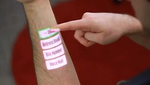 &bdquo;OmniTouch&ldquo; bet kokį pavir&scaron;ių gali paversti lietimui jautriu ekranu.