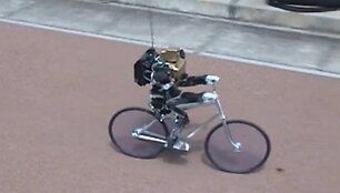 Dviratį minantis robotas