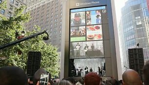 Niujorko centre i&scaron;dygo milžini&scaron;kas &bdquo;Windows Phone 7&ldquo; telefonas