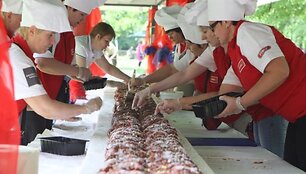 Sostinės mažiesiems i&scaron;keptas 15 metrų ilgio ir apie 130 kg. svorio pyragas