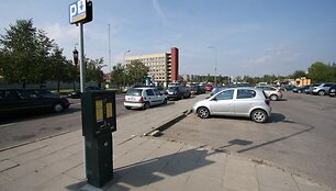 Prie Santari&scaron;kių klinikų automobiliams naujų vietų netasiras mažiausiai metus. Dabar už stovėjimą atvykusiems tenka mokėti