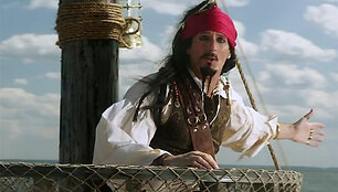M.Boltonas vaizdo klipe persikūnija į garsųjį kino herojų &ndash; Karibų piratą Džeką Sparou.